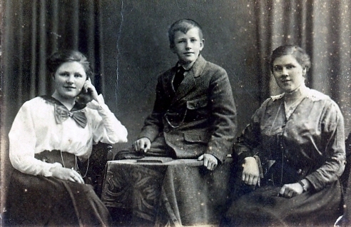 Foto  Elisabeth, Gerarda en Johannes van den Brakel