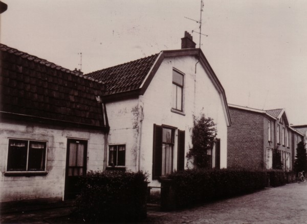 Foto  Eemnesserweg steeg tegenover Julianaschool