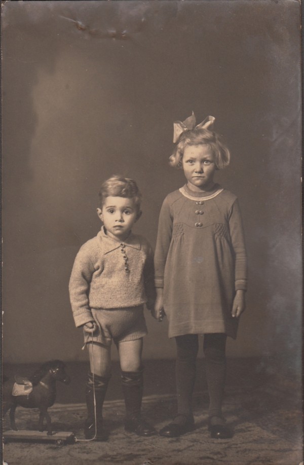 Foto  Adrianus Pieter Jacobus Rademaker en zijn tante Willy Ravenhorst