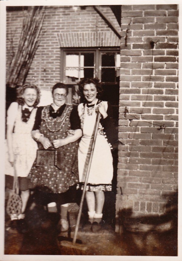 Foto  Marianna Antonetta Ravenhorst, Everdina Limper en Willy Ravenhorst