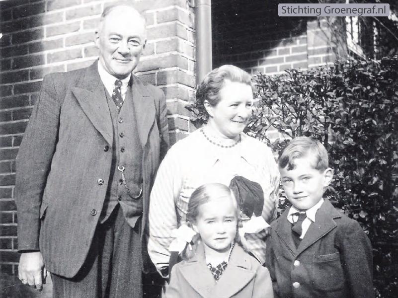 Foto  Christiaan Hermanus Johannes van Benthem Jutting, Dirkje de Boer en hun kinderen Marijke en Bert