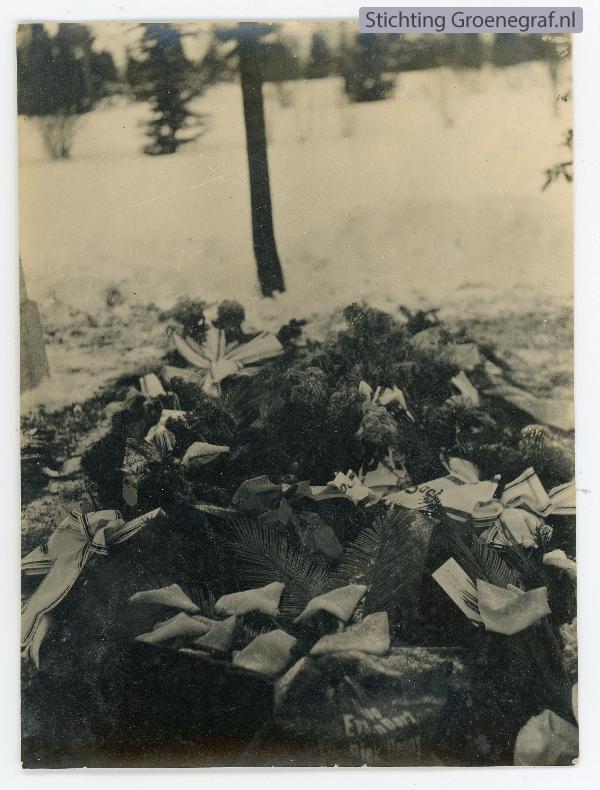 Foto  Bloemen op het graf van Teunis van Ooik