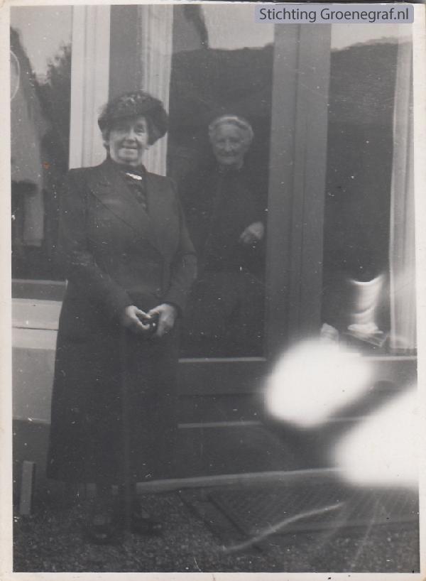 Foto  Johanna van der Veen met moeder Hendrikje Eernisse