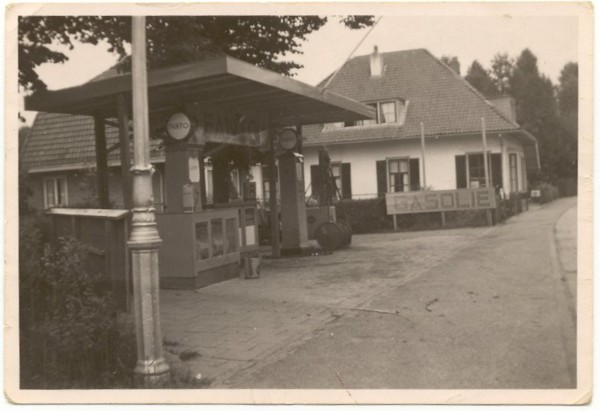 Foto  Benzinepompstation en Bakkerij Roskamp aan de Eemnesserweg Baarn
